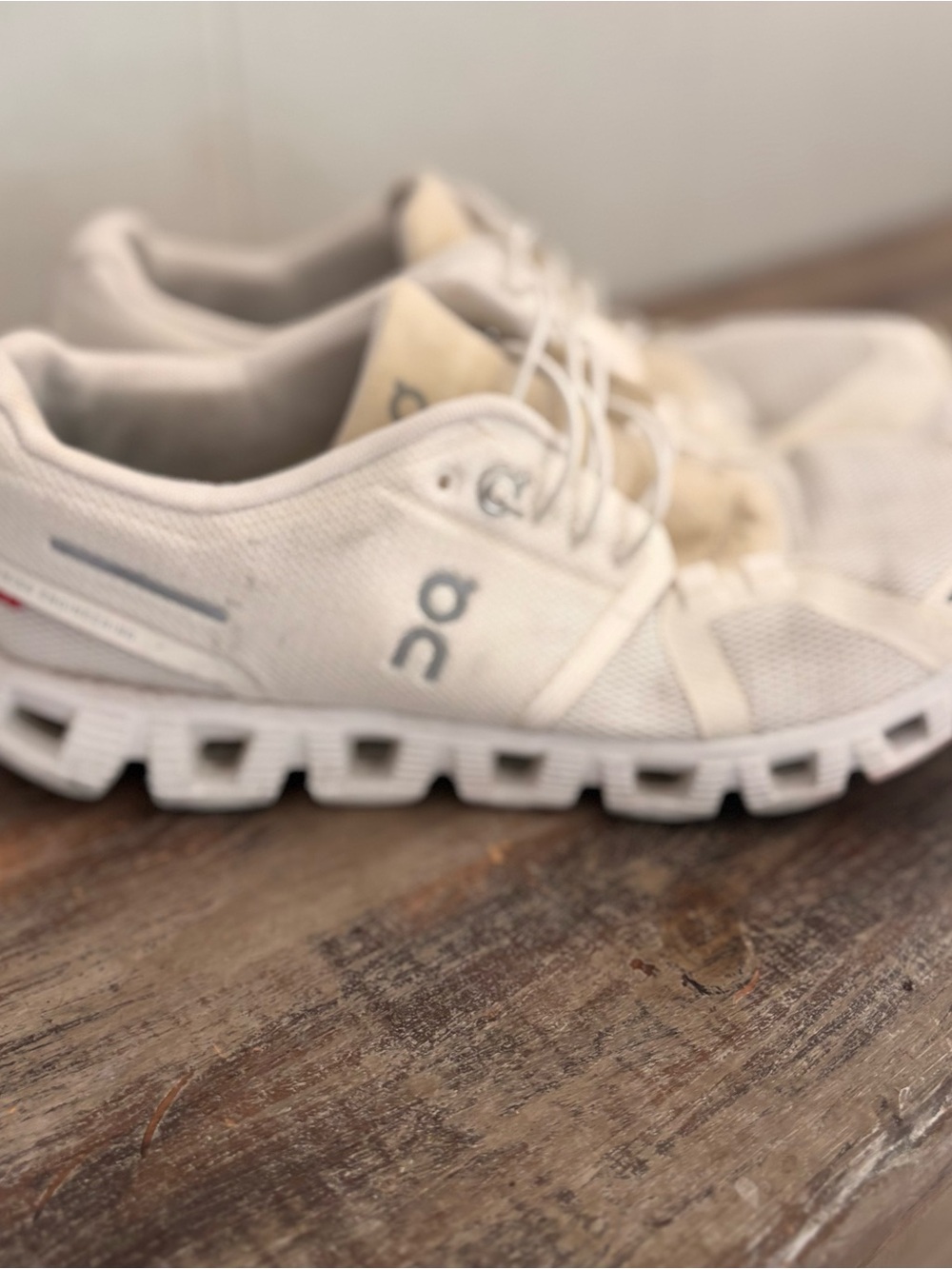 On Cloud 6 Women's Sneakers  Size 9 Color White Cond Gently Used Retails $160